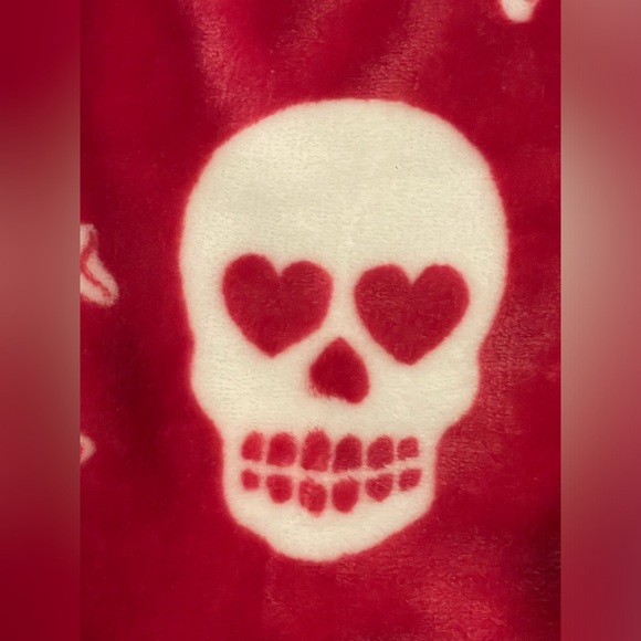 BETSEY JOHNSON NWT Pink Skulls Crossbones Ultra Soft Plush Throw Blanket 💖💀🖤 - Picture 5 of 11